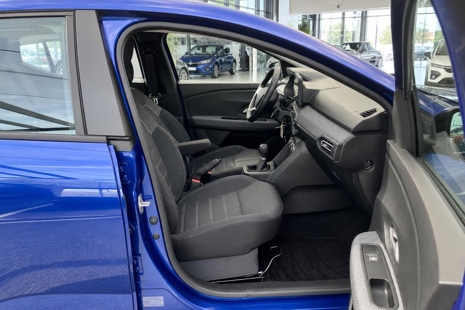 Dacia Innenraum blau mit Blick auf Fahrersitz und Cockpit