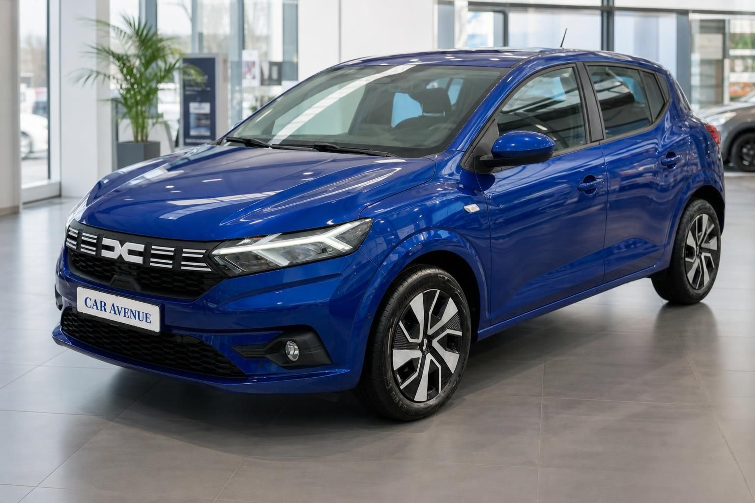 Dacia Sandero blau, Frontansicht im Autohaus Showroom