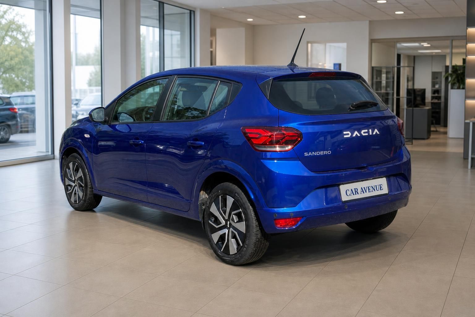 Dacia Sandero blau, Heckansicht im Verkaufsraum