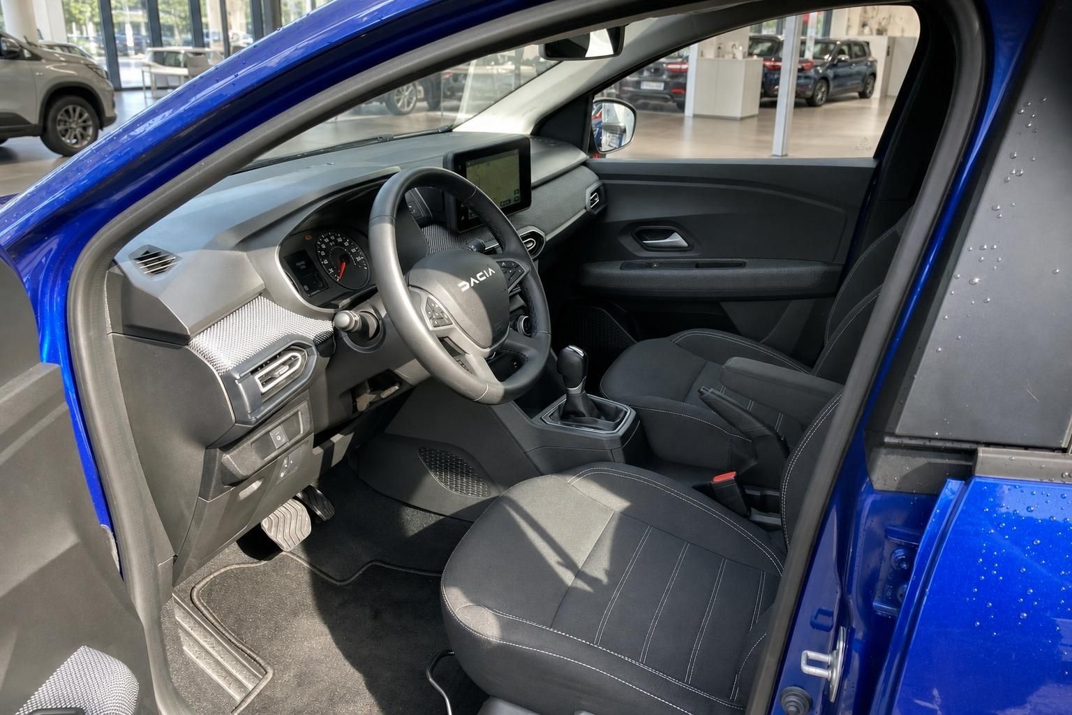 Dacia Sandero Innenraum Cockpit und Vordersitze im Detail
