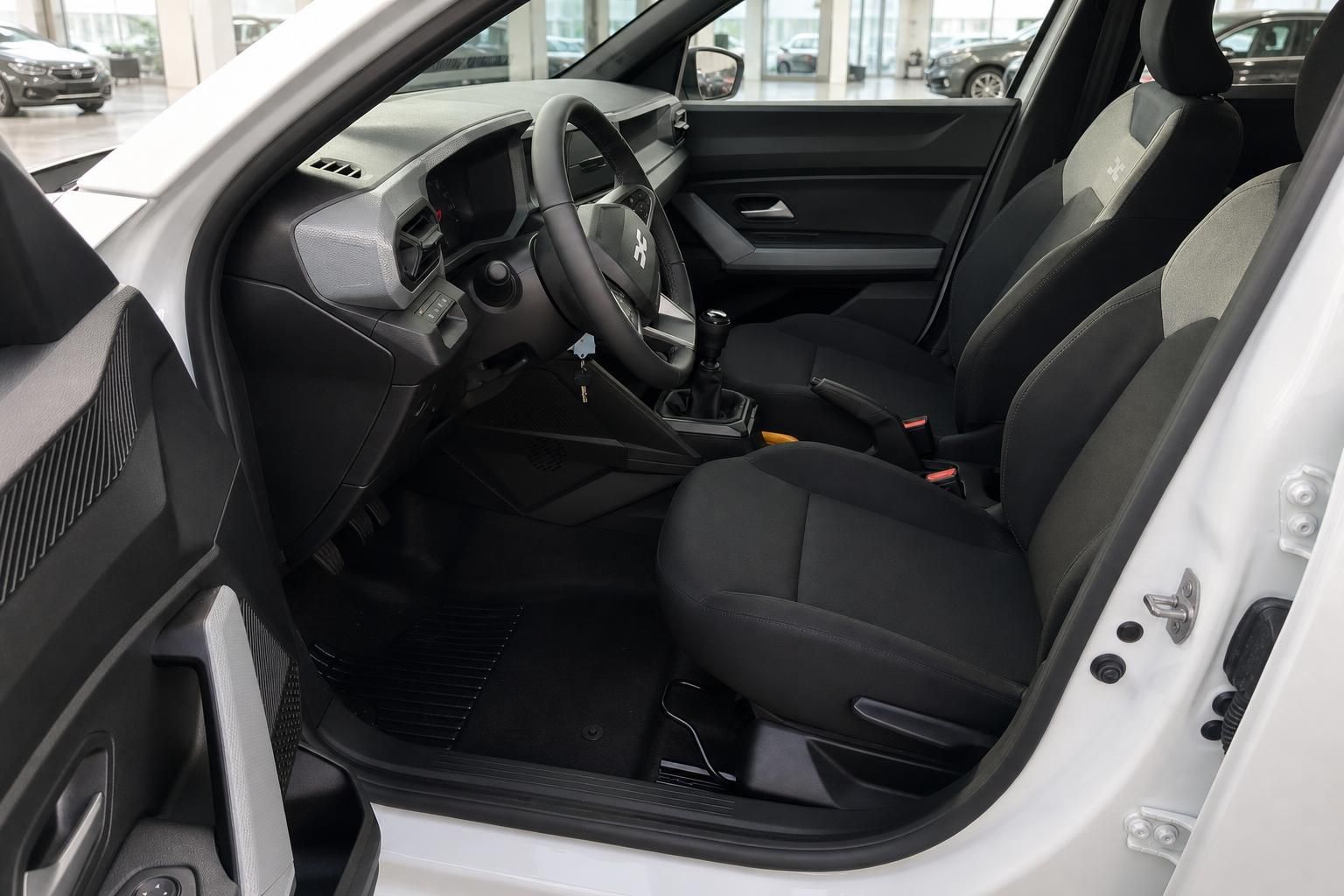 Fahrzeuginnenraum mit schwarzer Ausstattung - Lenkrad, Sitze und Armaturenbrett im Detail