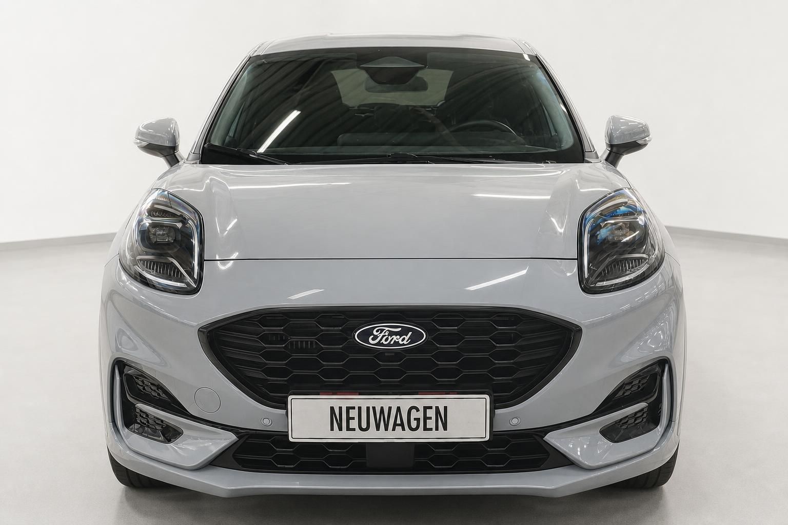 Ford Puma in Silber, Frontalansicht im Fotostudio