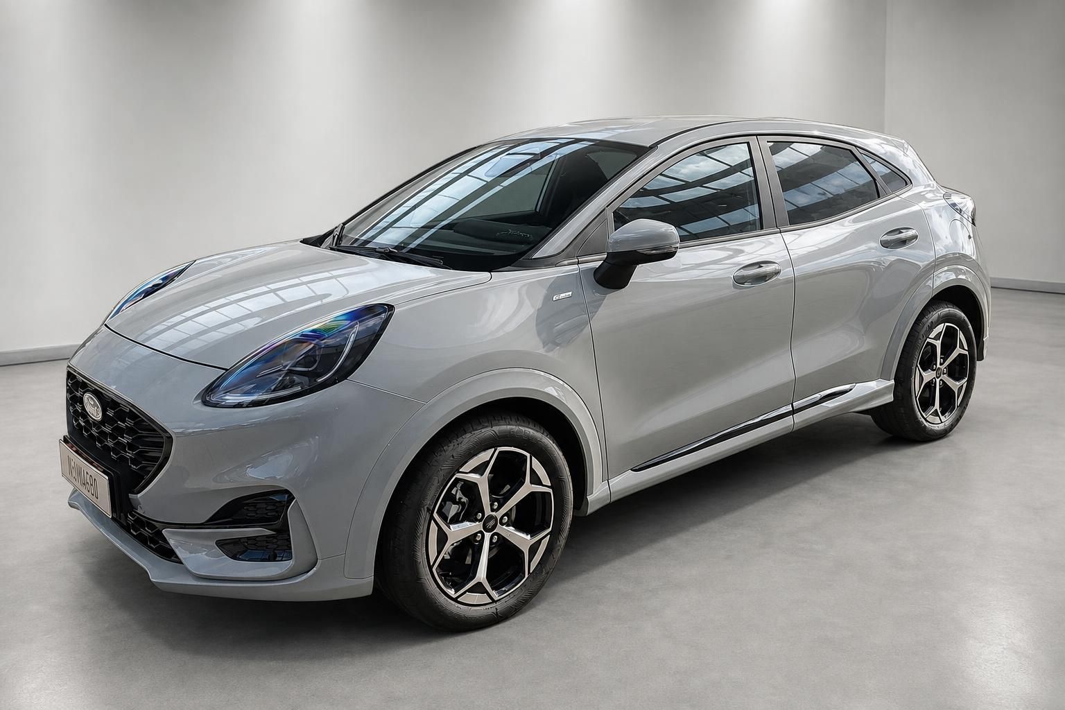 Ford Puma in Silber, Frontansicht schraeg von vorne im Studio