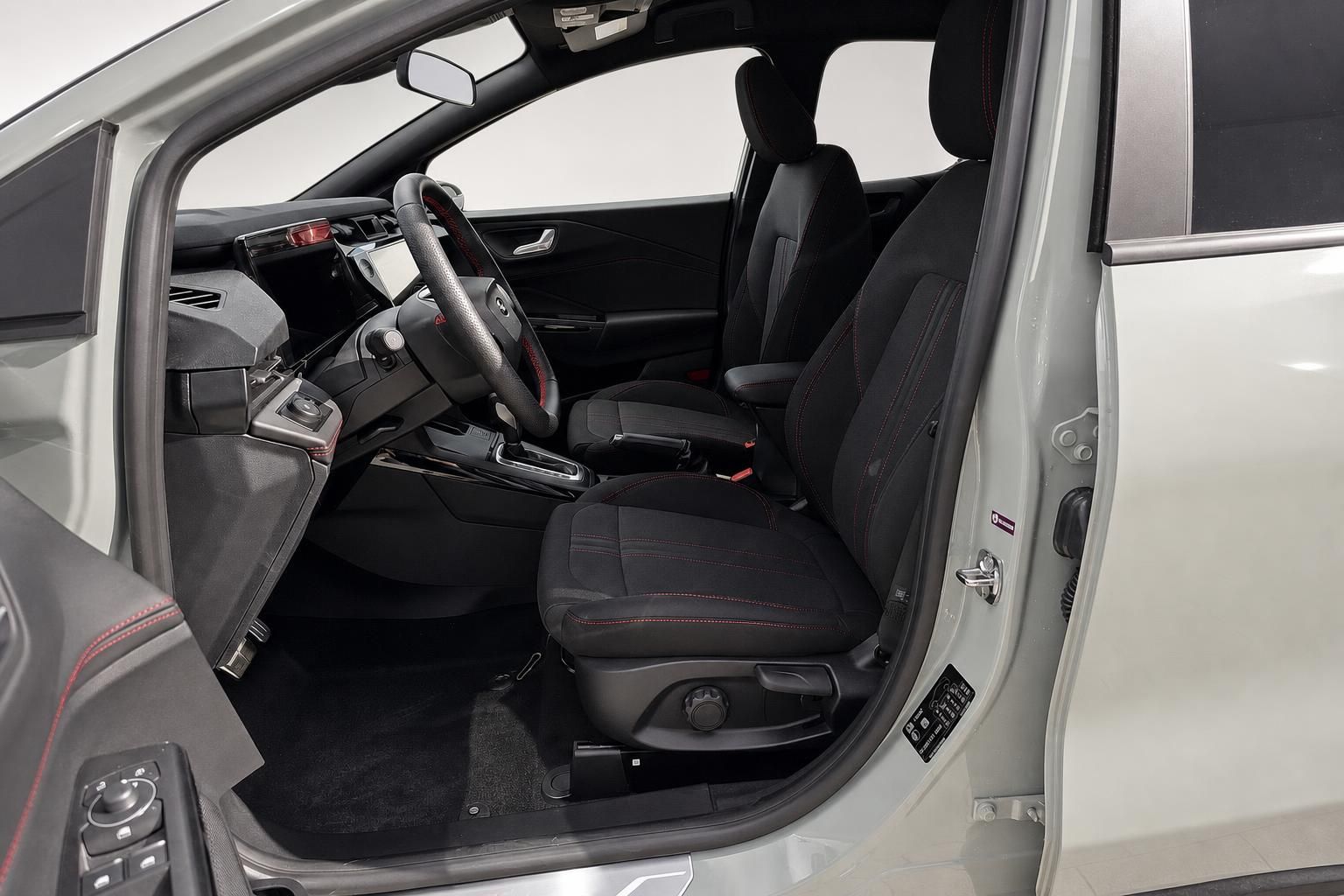 Ford Puma Innenraum, Vordersitze mit roter Ziernaht durch offene Tuer