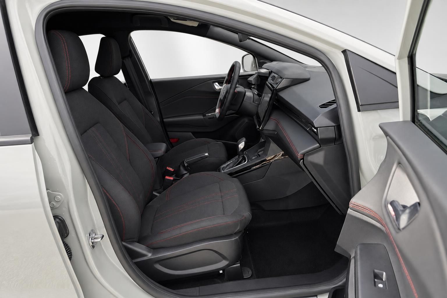 Ford Puma Innenraum, Blick auf Fahrersitz und Armaturenbrett