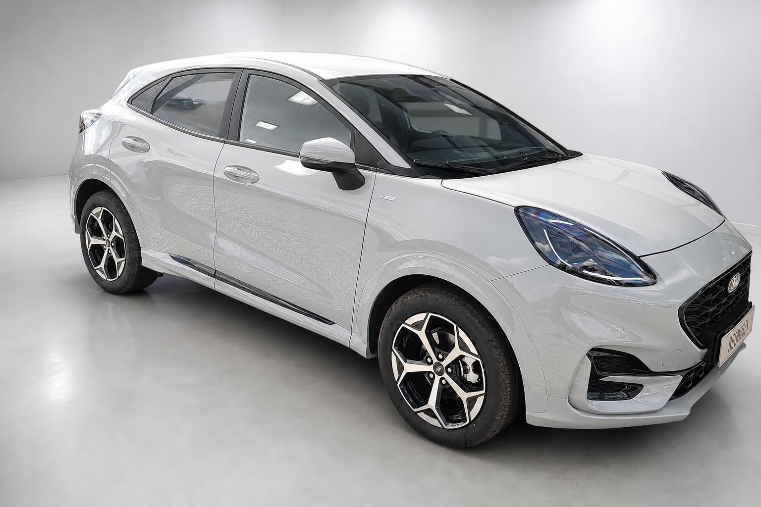 Ford Puma Neuwagen Seitenansicht vorne in Silber, Studiofoto