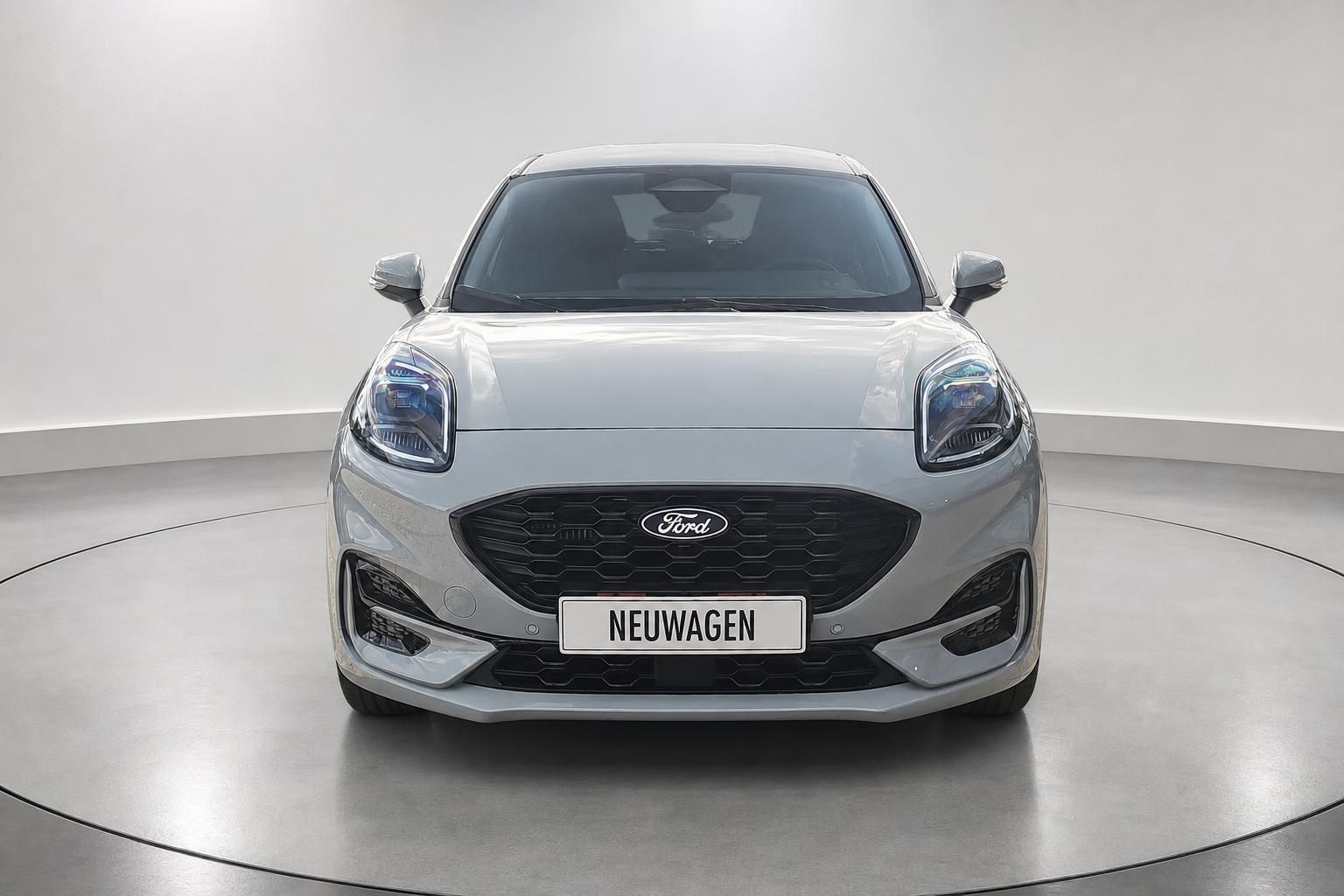 Ford Puma Neuwagen Frontansicht in Silber, Studioaufnahme