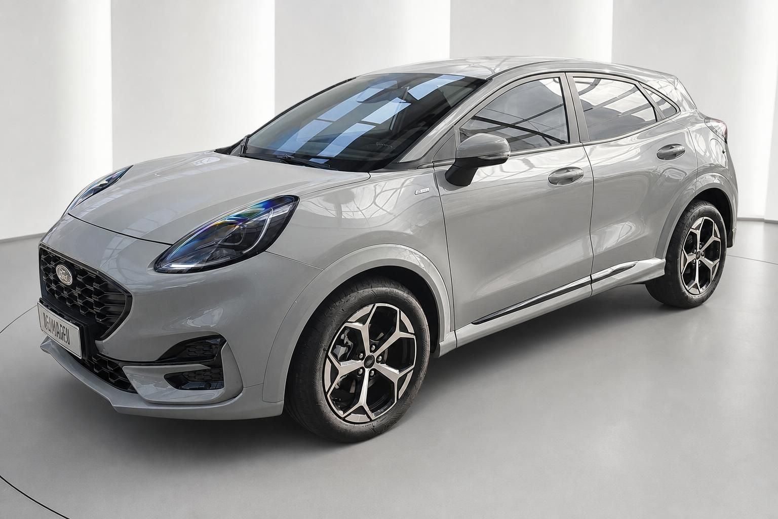Ford Puma Neuwagen Frontansicht schräg in Silber, Showroom