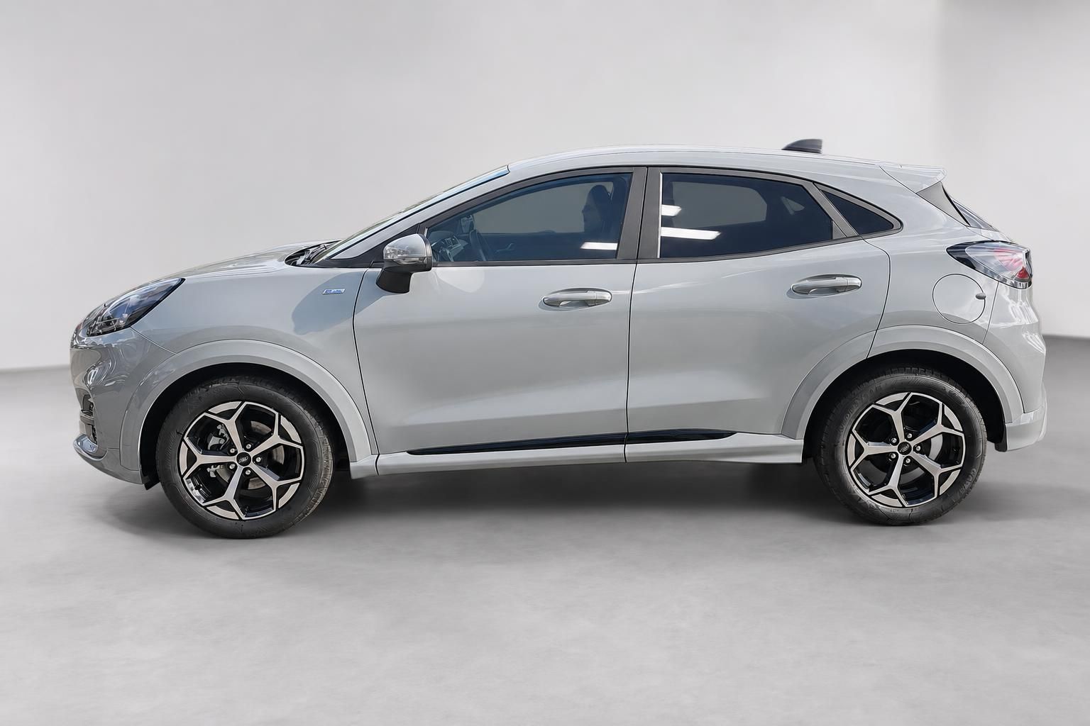 Ford Puma Neuwagen Seitenansicht in Silber, Profilaufnahme