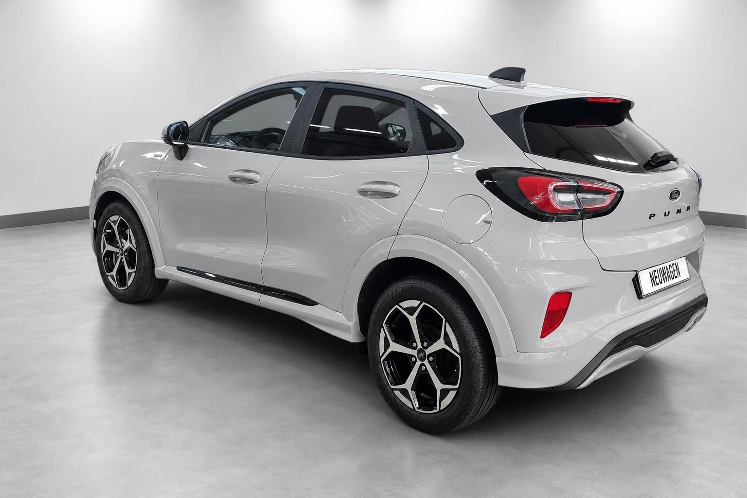 Ford Puma Neuwagen Heckansicht in Weiß, seitlich fotografiert