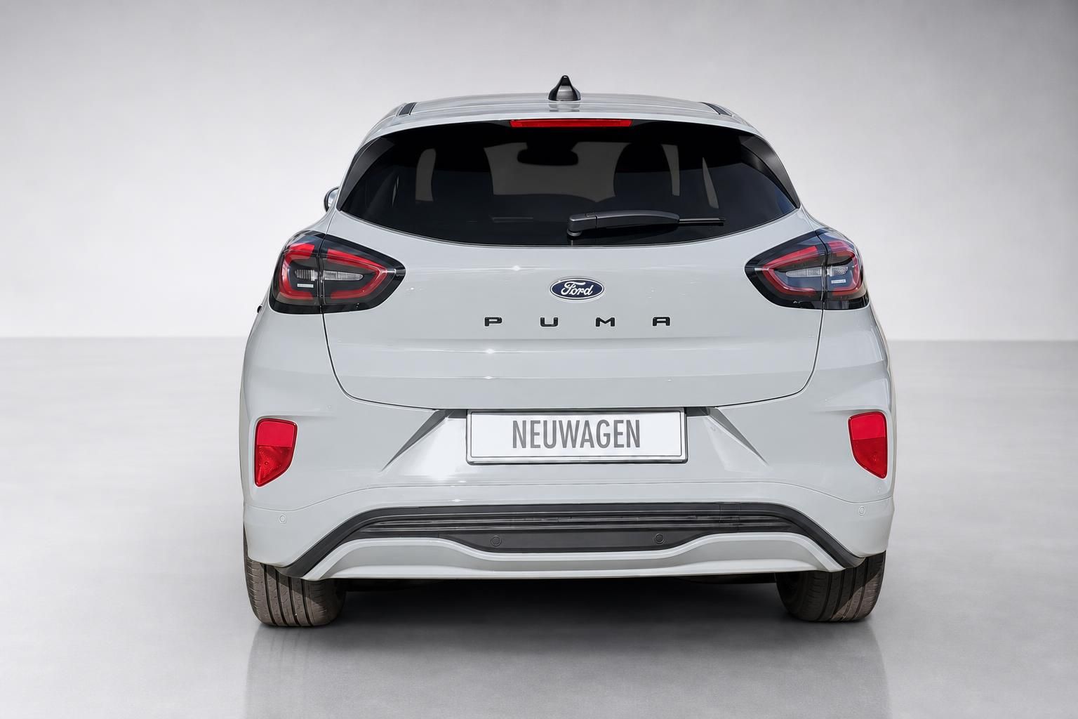 Ford Puma in Weiß, Heckansicht im Fotostudio