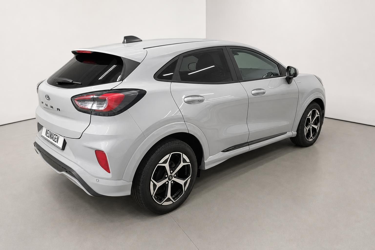 Ford Puma in Silber, Heckansicht schräg von hinten