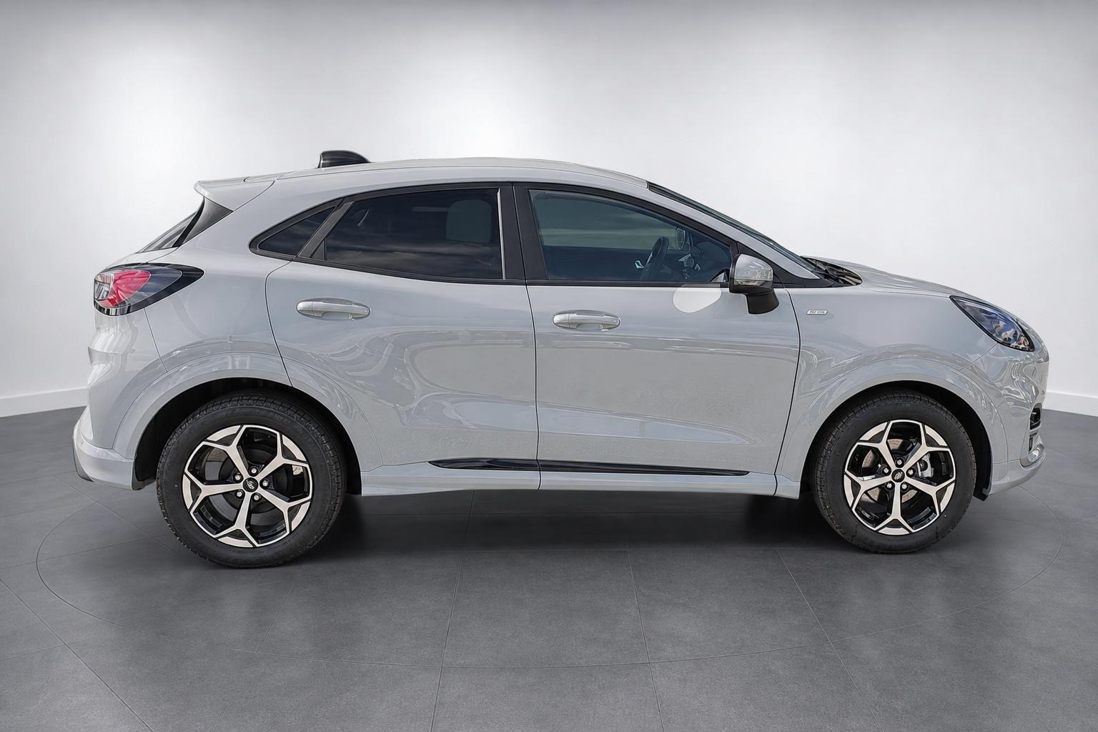 Ford Puma in Silber, Seitenansicht im Fotostudio