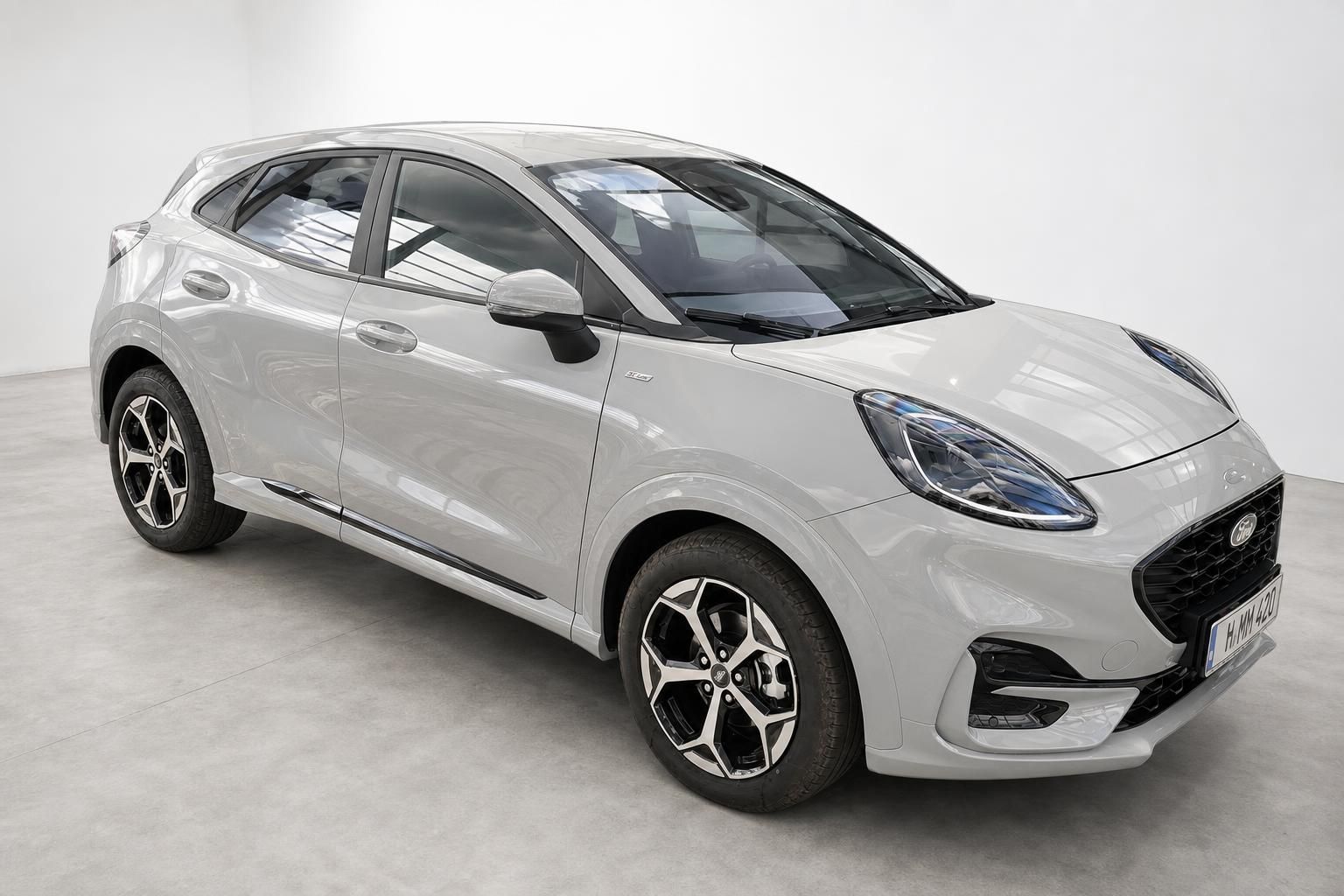 Ford Puma in Silber, Frontansicht schräg von vorne