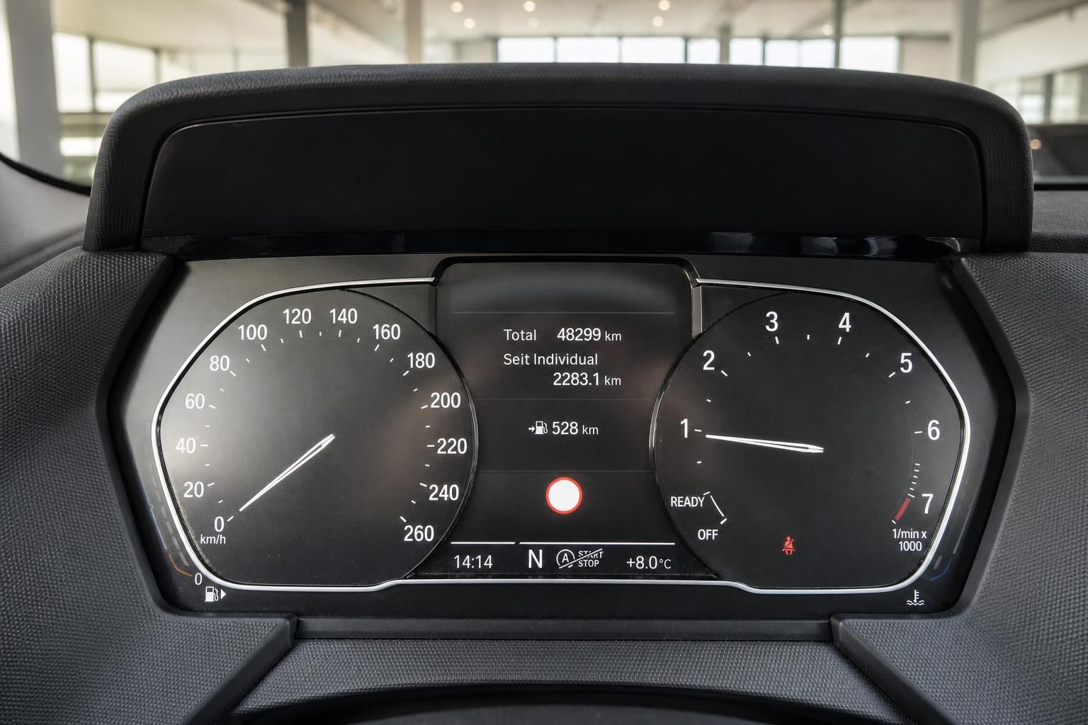 BMW Kombiinstrument mit Tacho und Drehzahlmesser im Detail