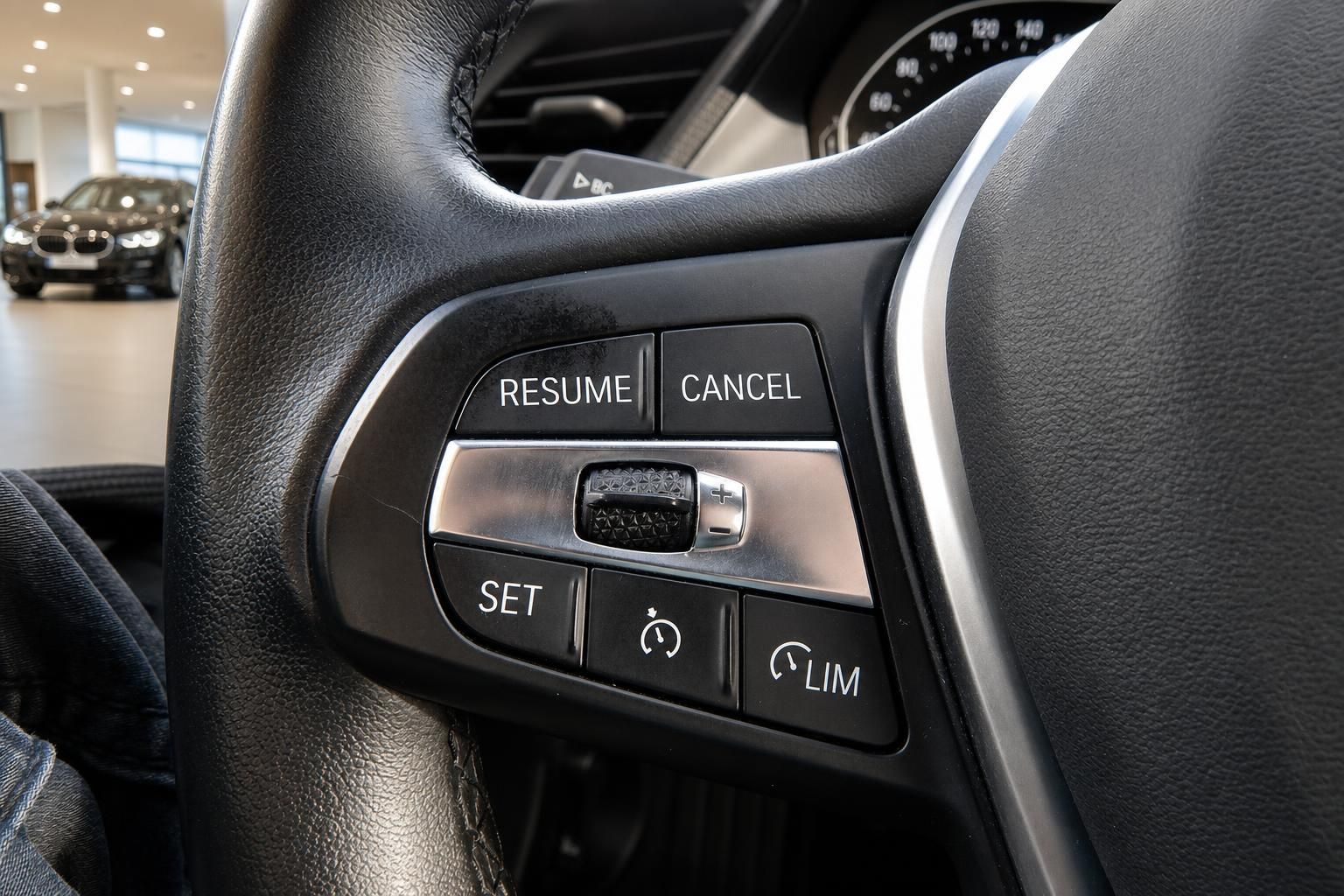 BMW Lenkrad mit Tempomat-Bedienelementen im Detail
