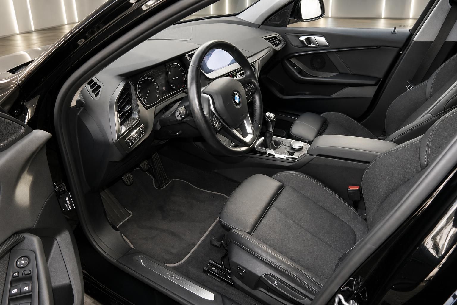BMW Innenraum mit Cockpit und Vordersitzen in Schwarz