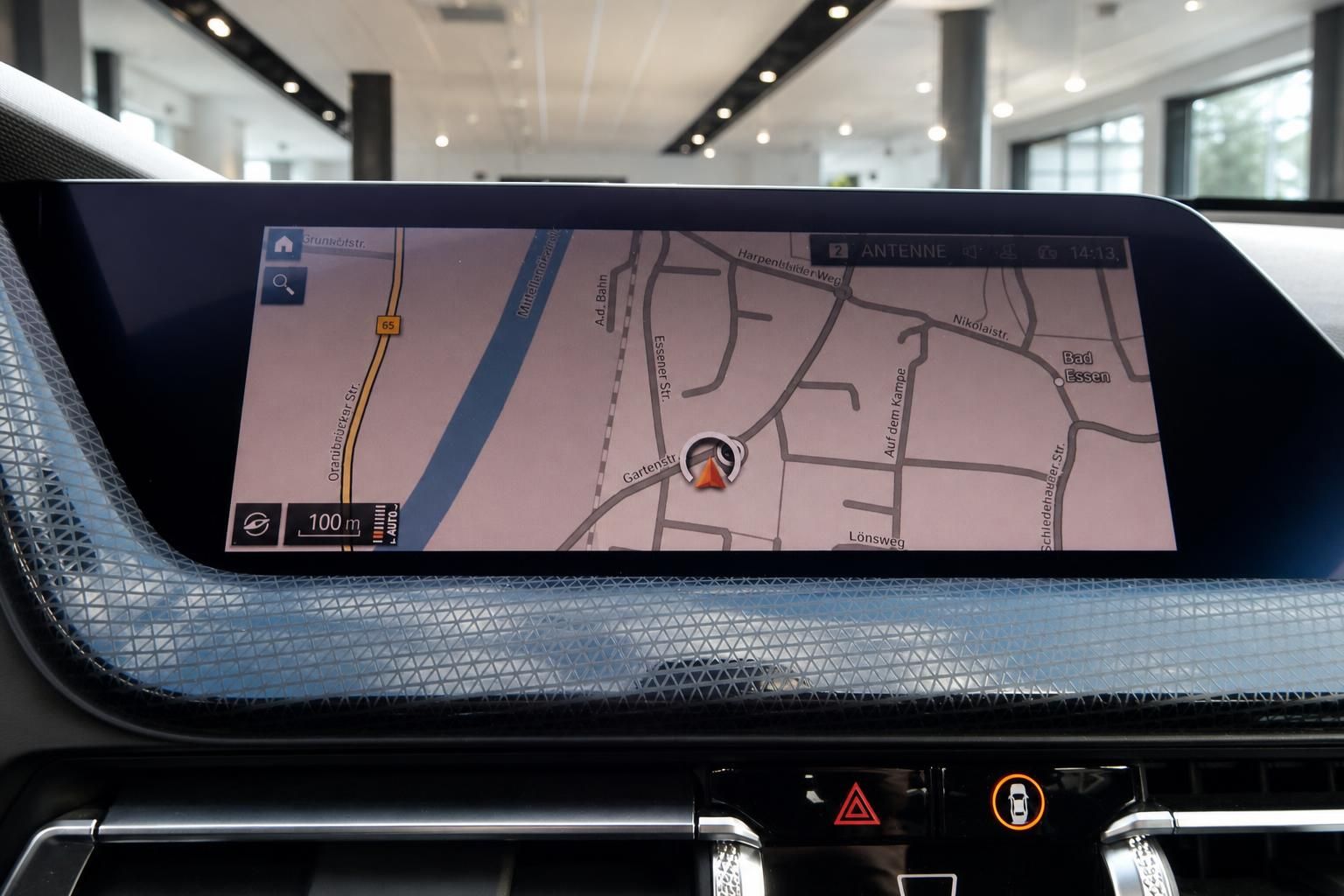 BMW Navigationssystem mit Kartenansicht im Bildschirm