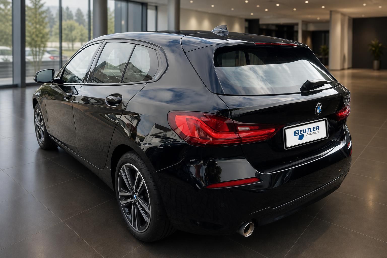 BMW 1er schwarz Heck-Seitenansicht im Showroom von Beutler Autohaus
