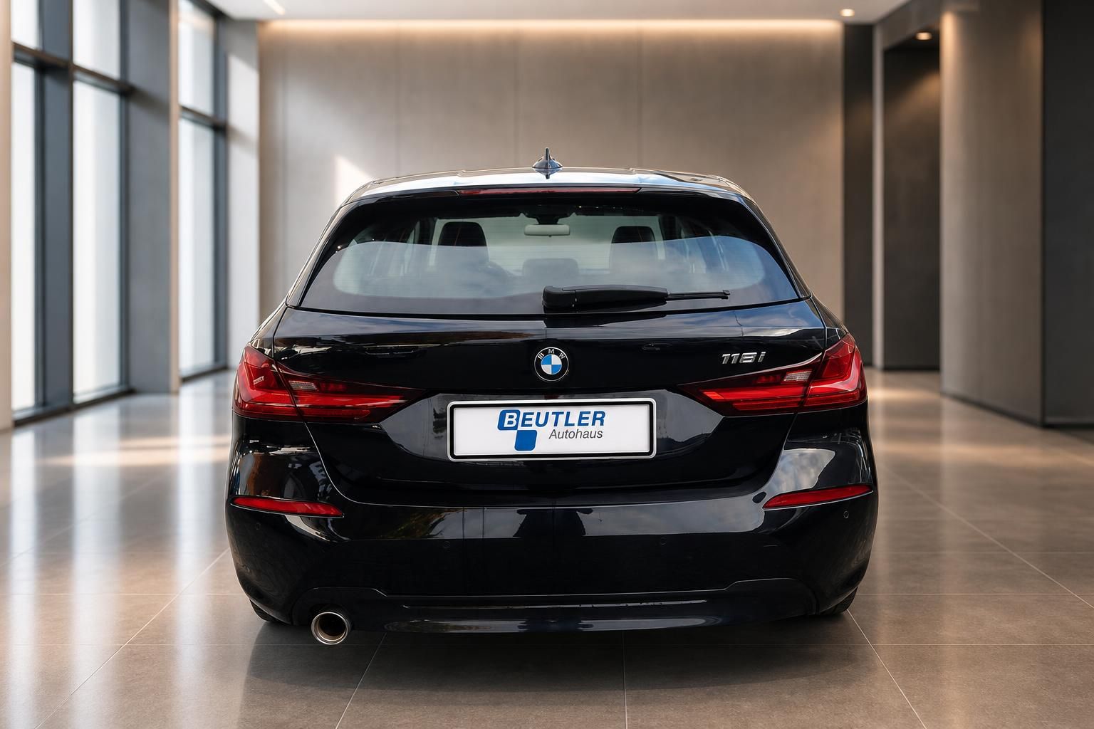 BMW 118i schwarz Heckansicht im Autohaus Beutler Showroom