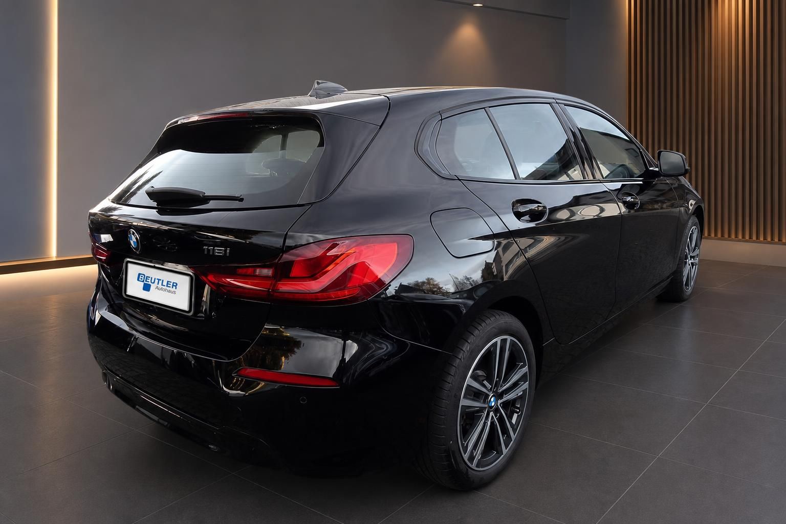 BMW 118i schwarz Heck-Seitenansicht im Showroom Beutler Autohaus