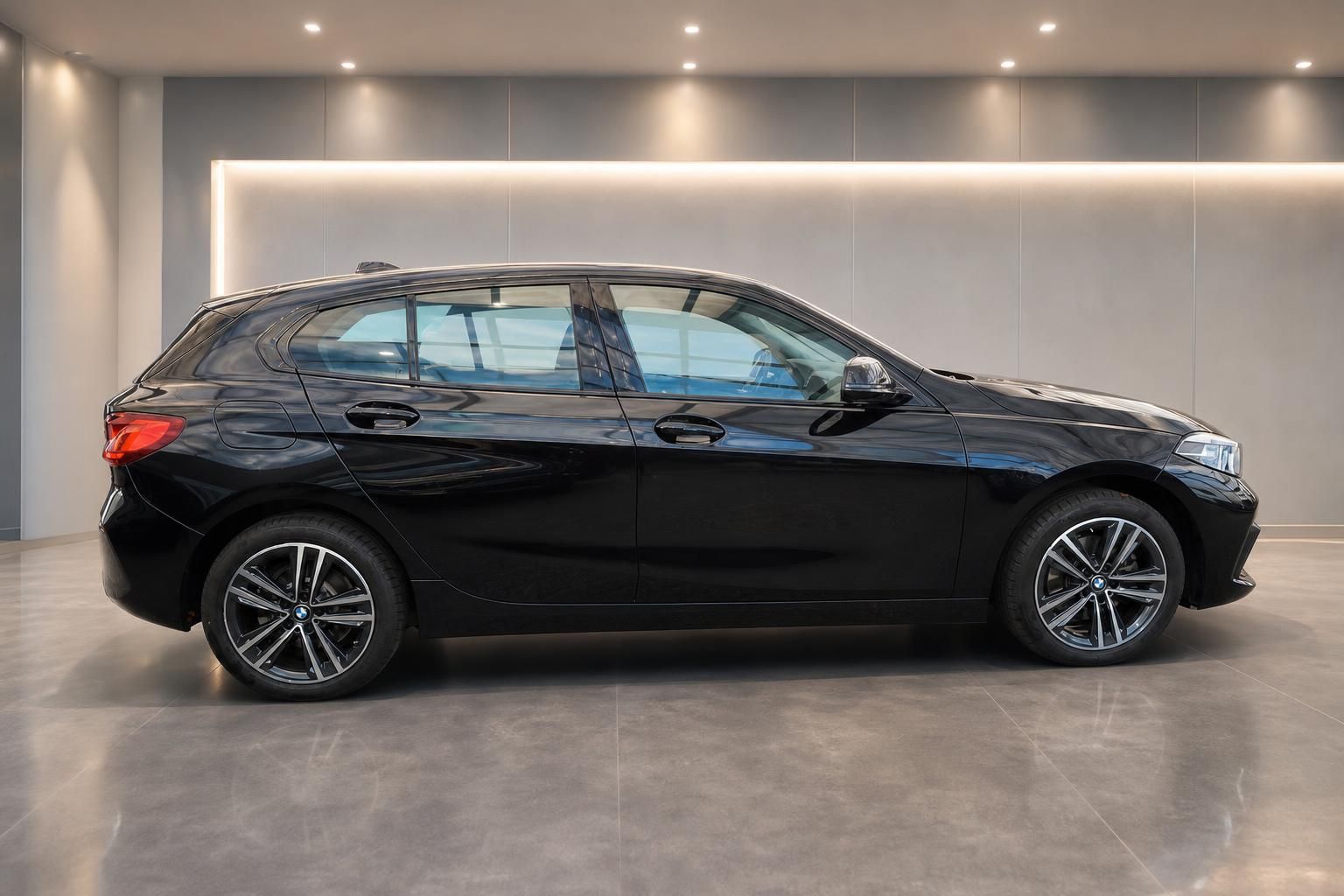 BMW 1er schwarz Seitenansicht im Autohaus Showroom