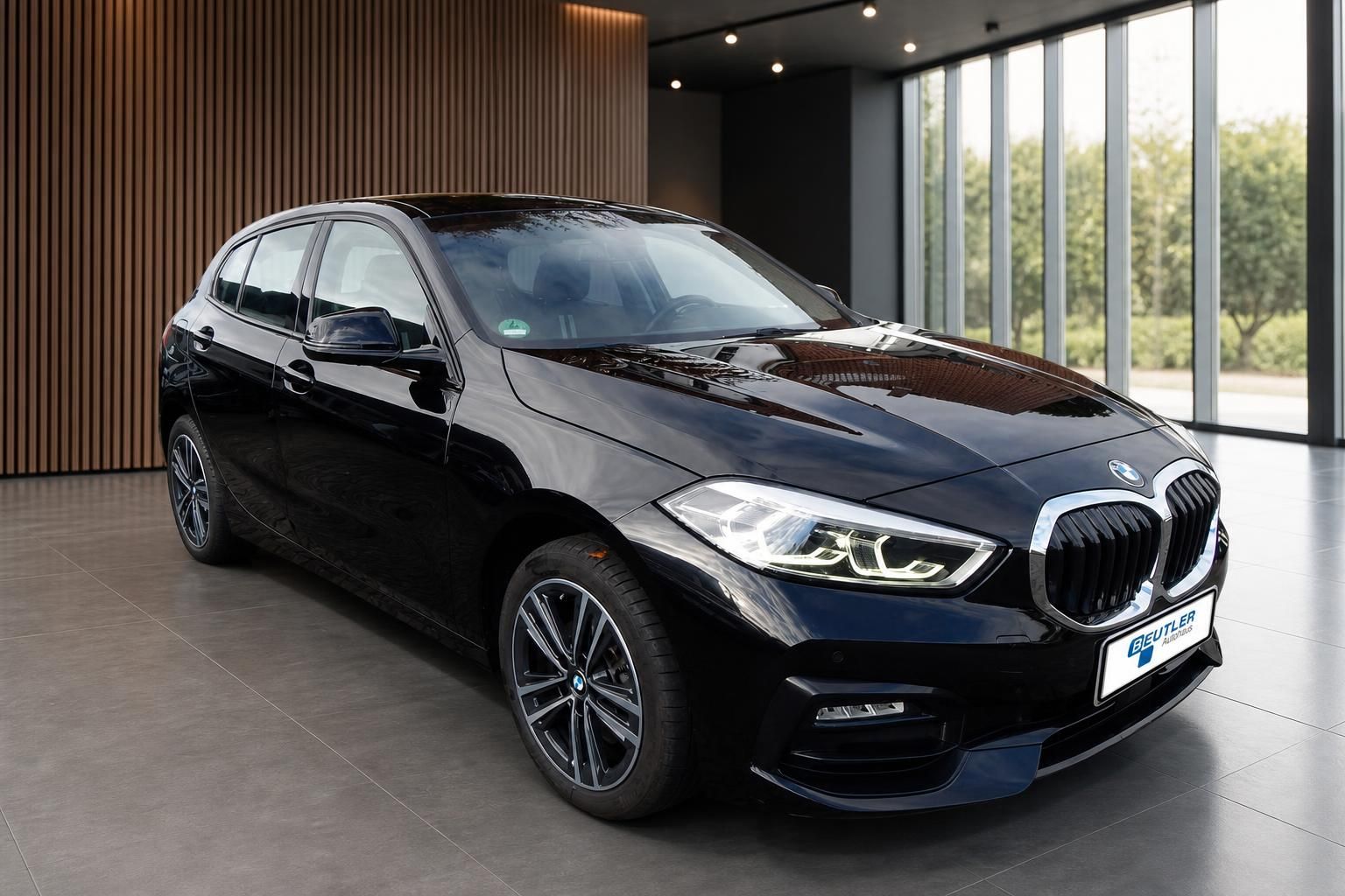 BMW 1er Schwarz Seitenansicht im Autohaus Beutler