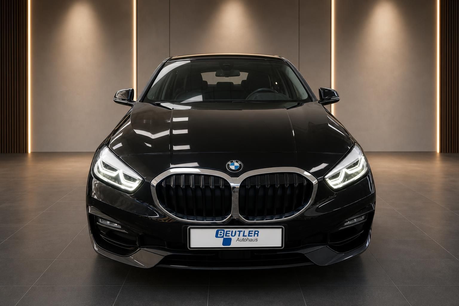 BMW 1er Frontansicht schwarz mit LED-Scheinwerfern im Showroom