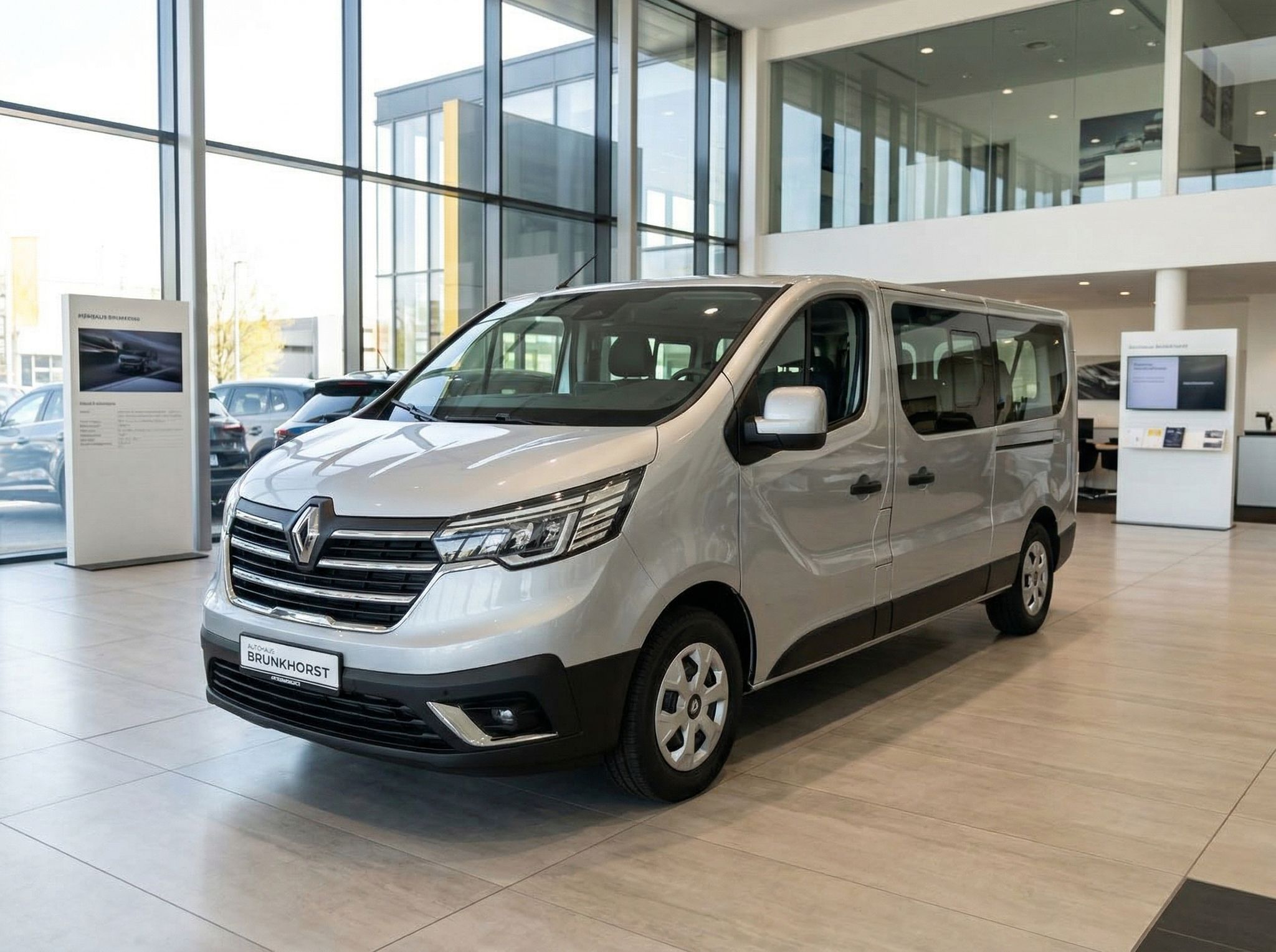Renault Trafic silber im Showroom - Nutzfahrzeug für Personen- und Warentransport