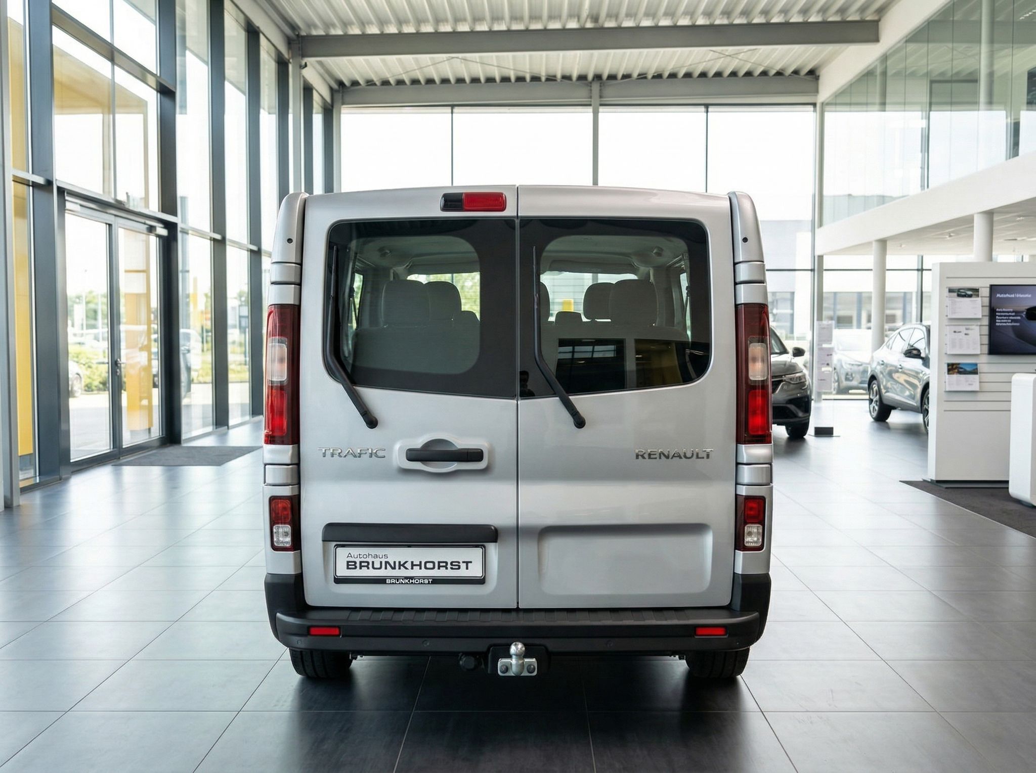 Renault Trafic Heckansicht silber - Transporter mit Anhängerkupplung im Autohaus