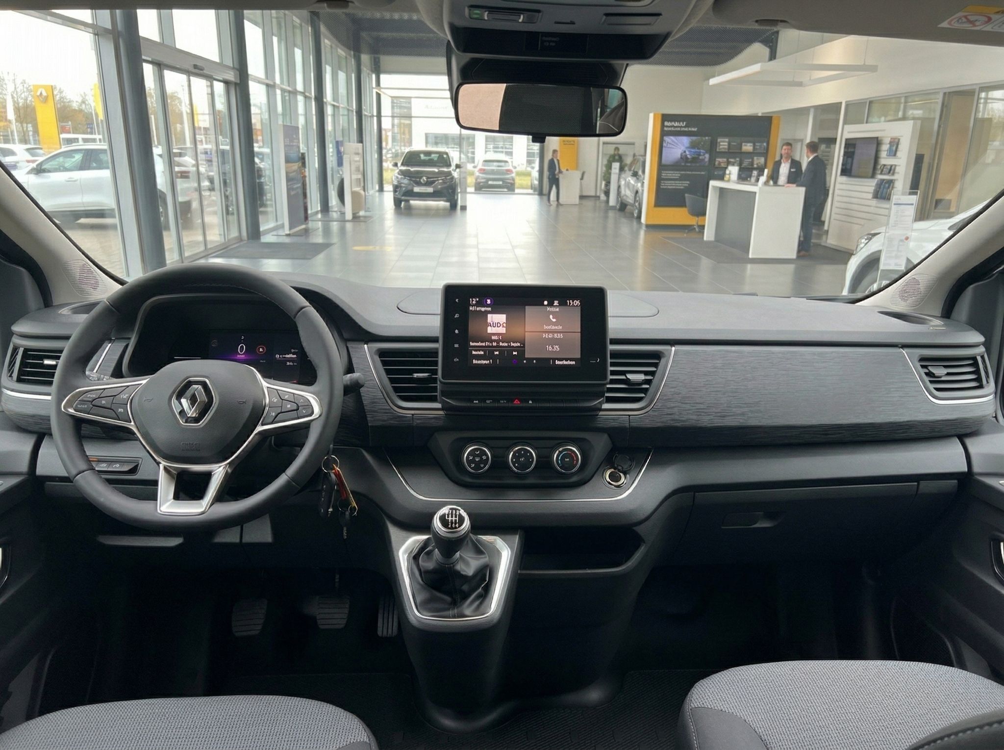 Renault Fahrzeug Armaturenbrett Innenraum mit Lenkrad und Touchscreen Display