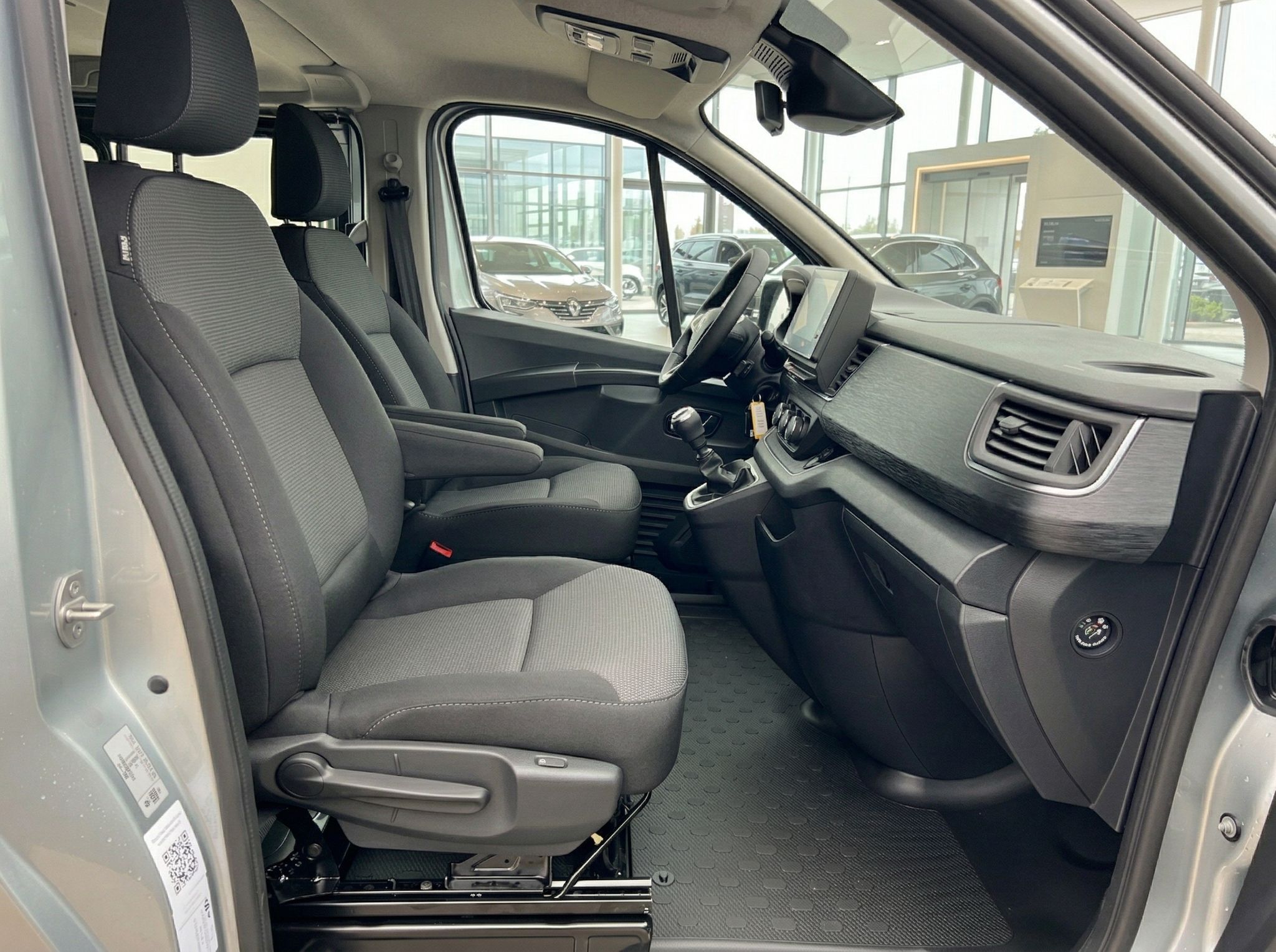 Renault Fahrzeug Innenraum Vordersitze und Armaturenbrett Seitenansicht