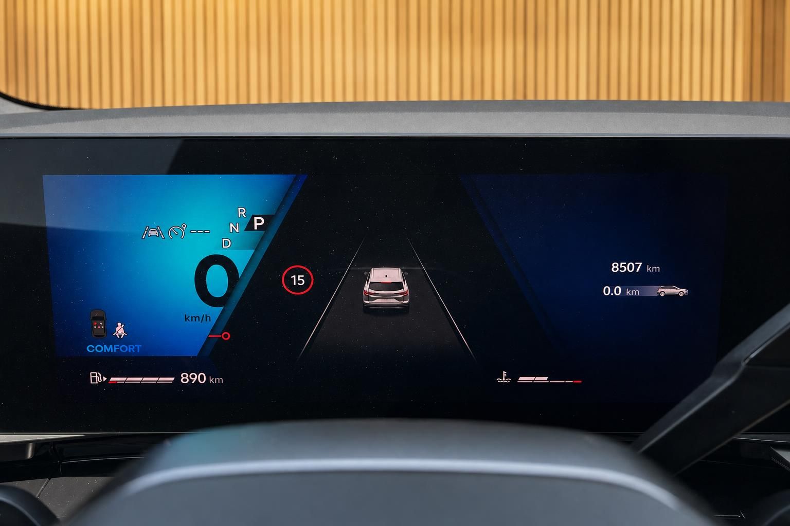 Digitales Kombiinstrument mit Tachoanzeige und Fahrzeugdaten im Cockpit