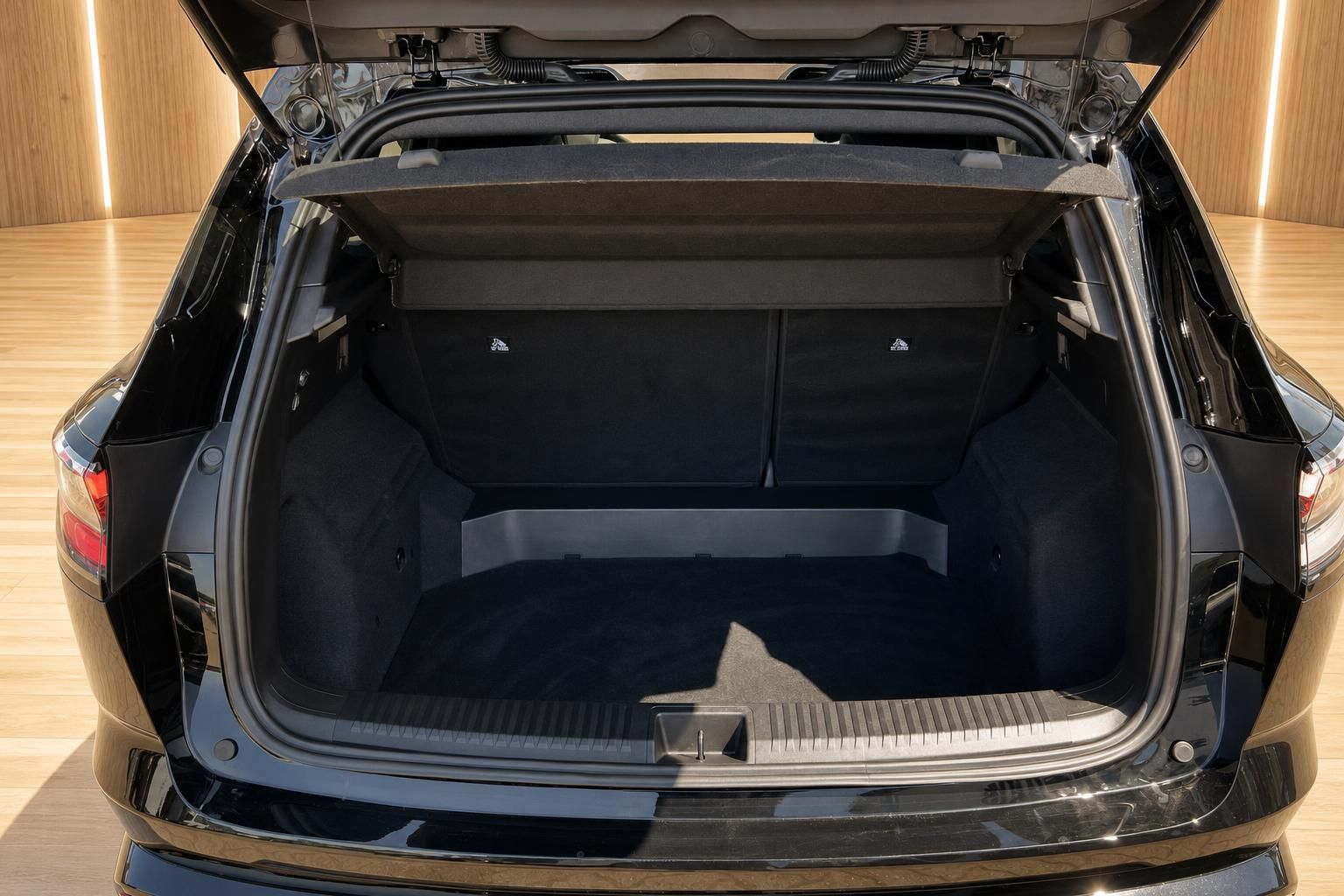 Renault Kofferraum geoeffnet mit grossem Ladevolumen und Gepaeckraumabdeckung