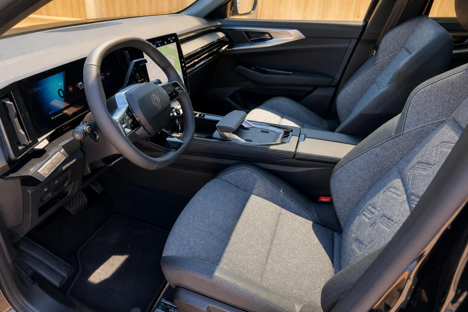 Renault Cockpit Vordersitze mit Lenkrad und digitalem Display