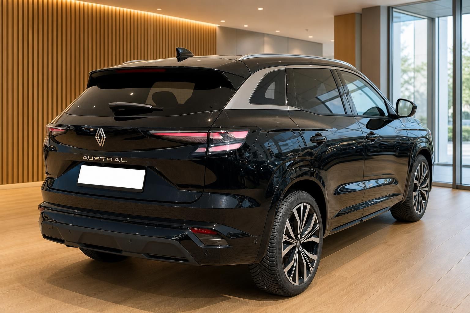 Renault Austral schwarz Heckansicht mit LED-Rueckleuchten im Showroom