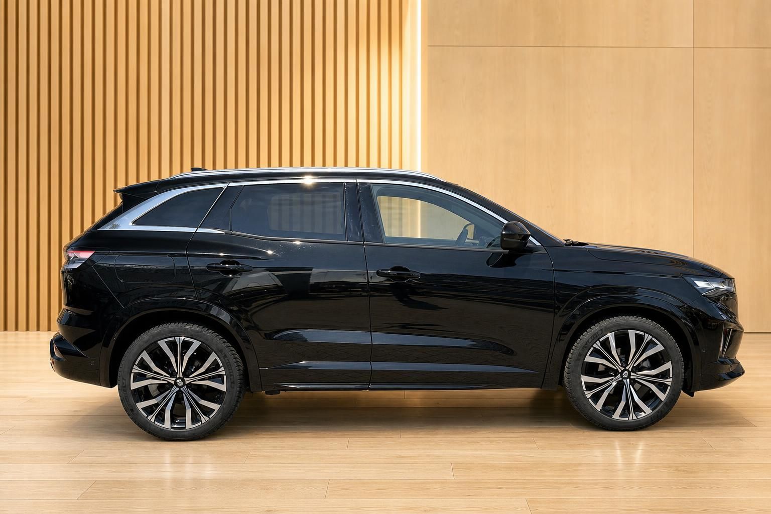 Renault Austral schwarz Seitenansicht mit Alufelgen im Showroom