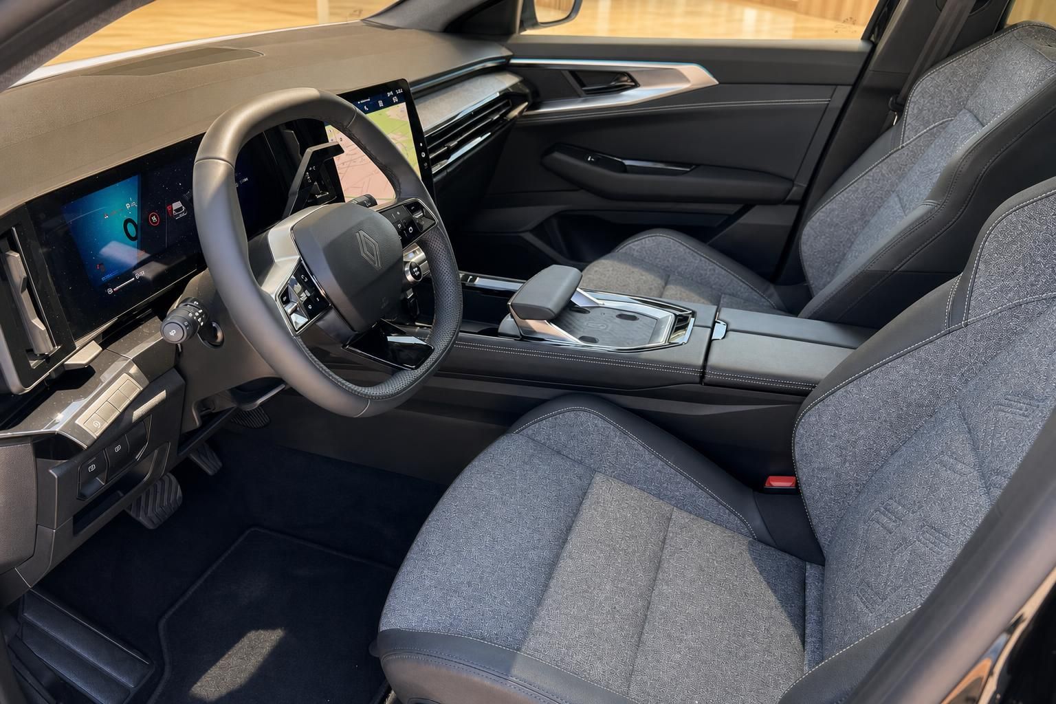 Renault Austral Innenraum Cockpit mit Sitzen und Multimedia-Display