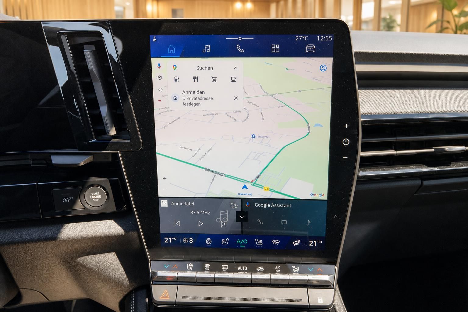 Infotainment-Touchscreen mit Google Maps Navigation im Fahrzeug