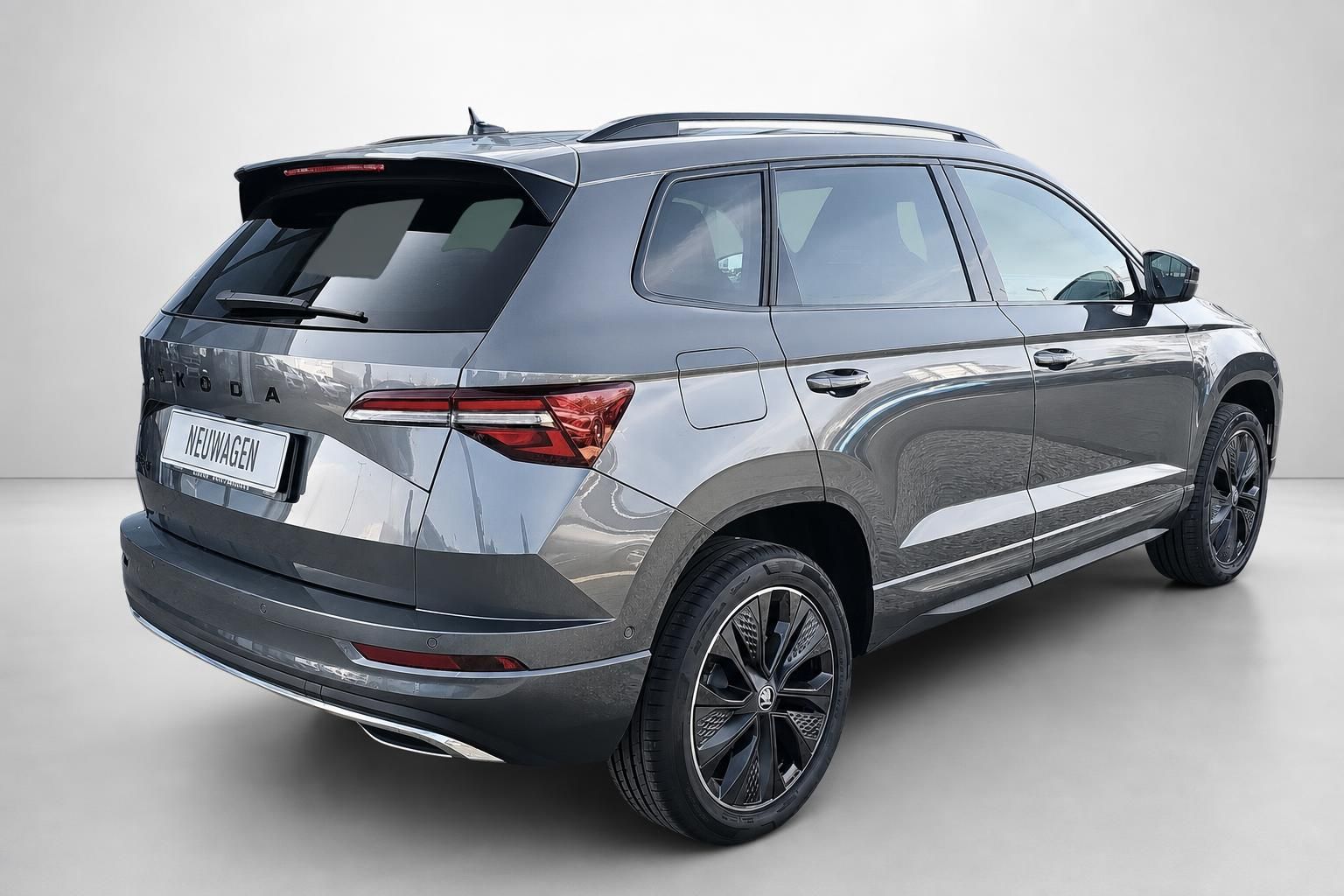 Skoda Karoq Neuwagen Heckansicht schraeg in Grau