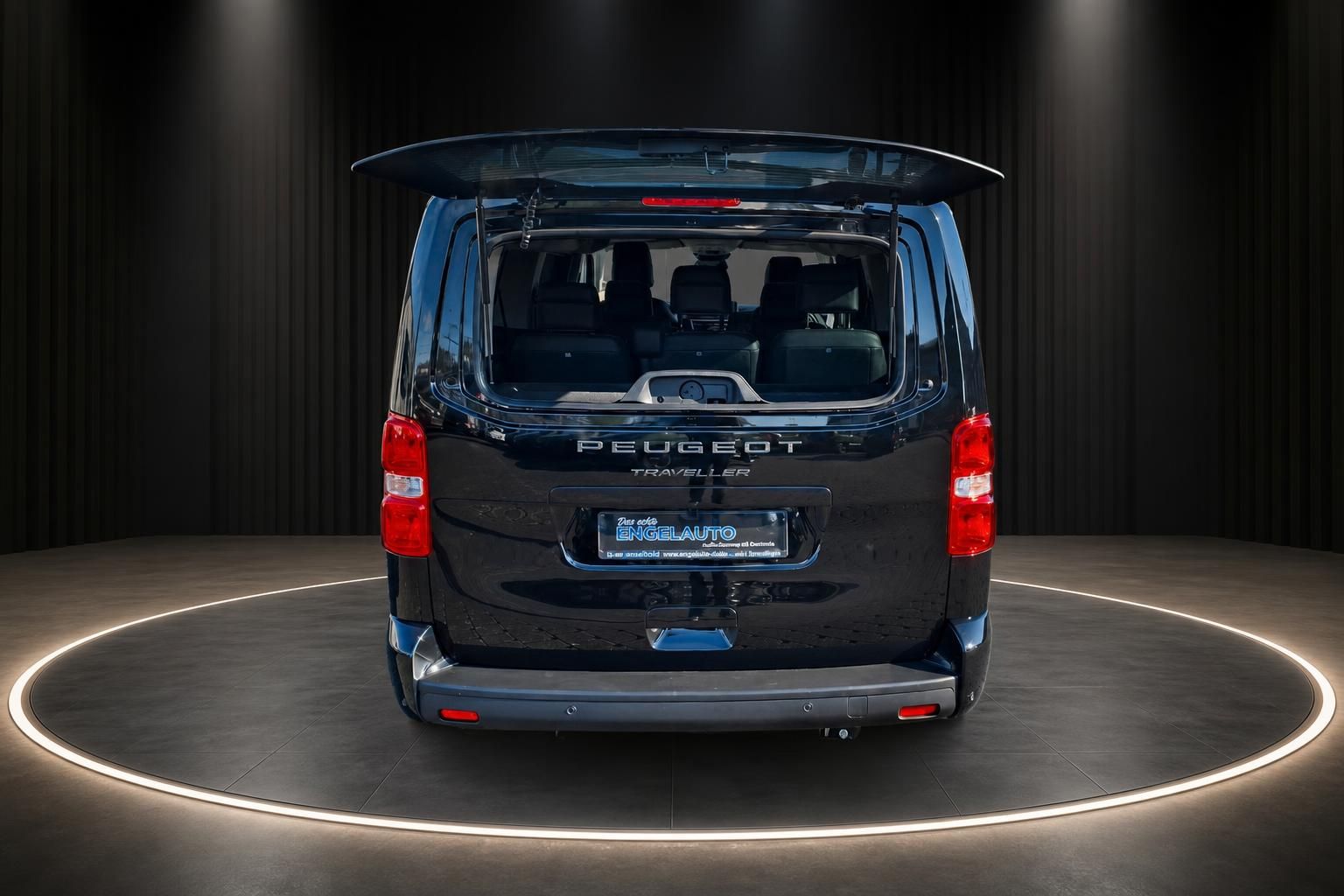 Peugeot Traveller schwarzer Van Heck mit geöffneter Heckklappe und Innenraumblick