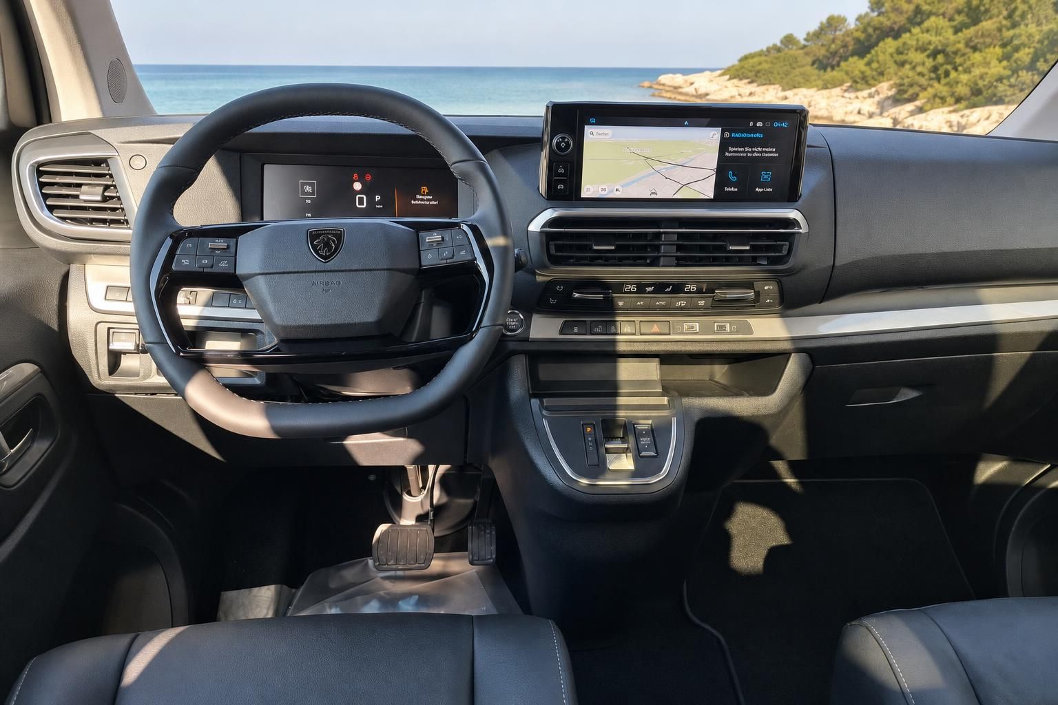 Van Armaturenbrett Cockpit mit Touchscreen Navigation und Lenkrad am Meer