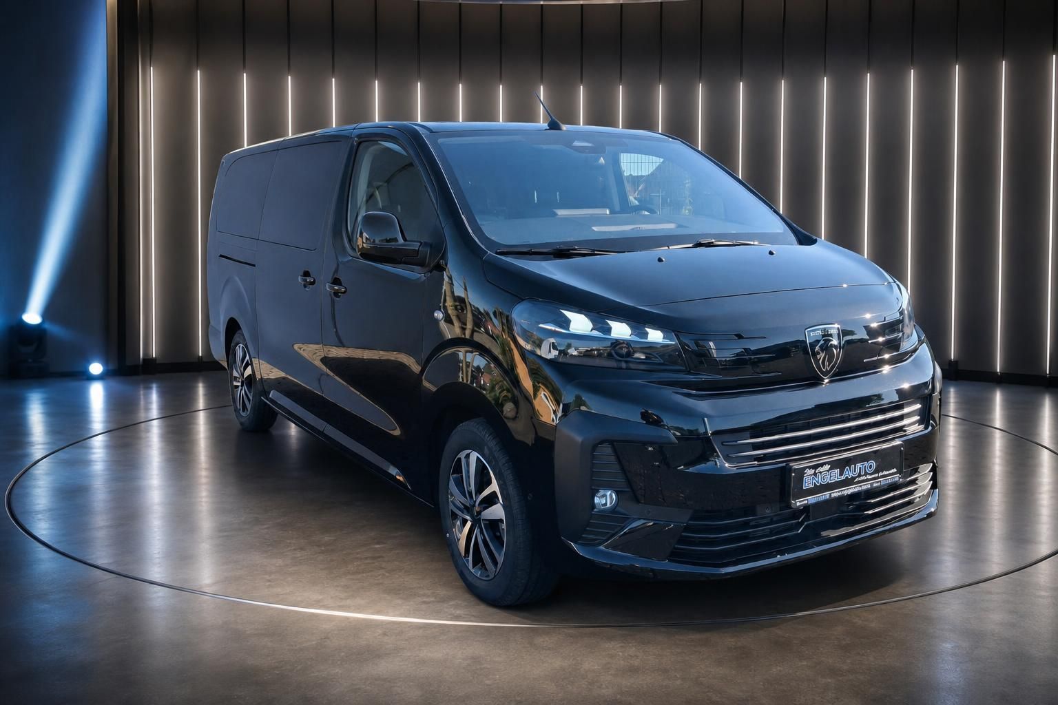 Schwarzer Peugeot Van im Showroom - Dreiviertelansicht vorne mit modernem Design und Allradfelgen