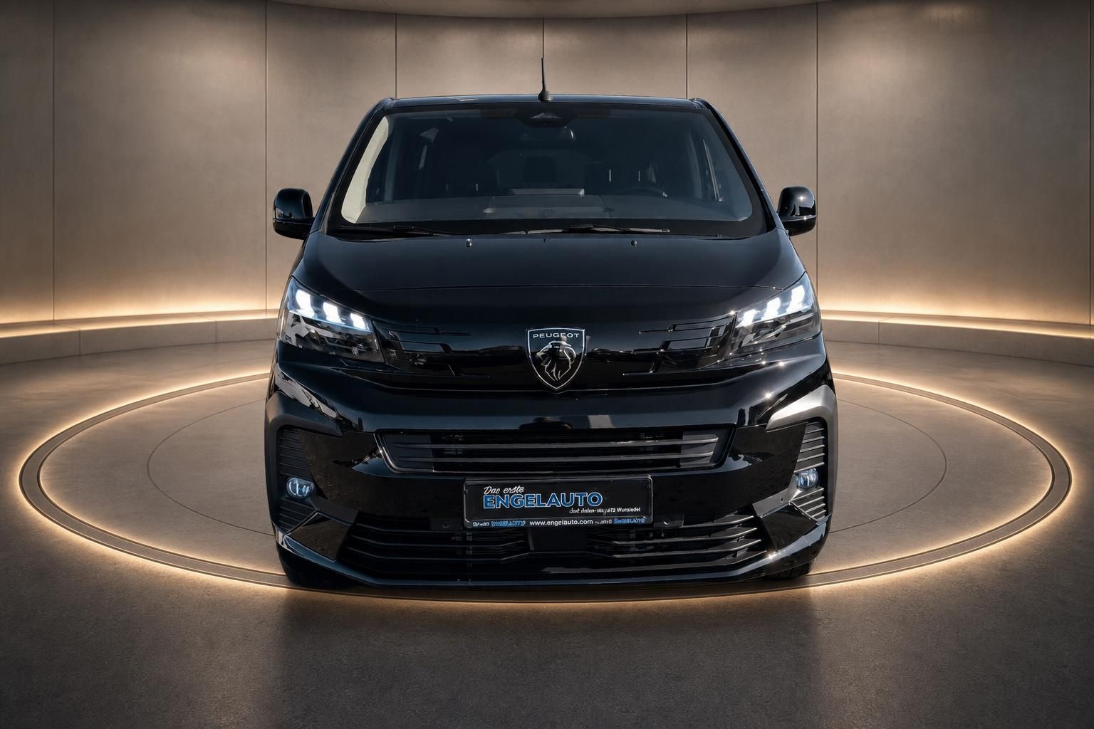 Peugeot Van Frontansicht in schwarz - elegante Scheinwerfer und markante Kühlergrill-Gestaltung