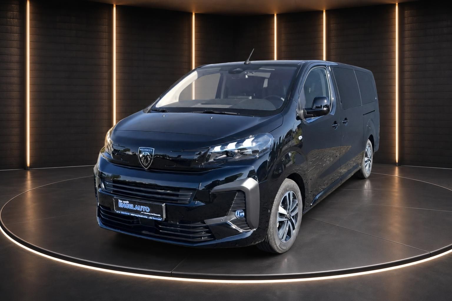 Schwarzer Peugeot Transporter schräg von vorne - moderne Lichttechnik und sportliche Felgen sichtbar
