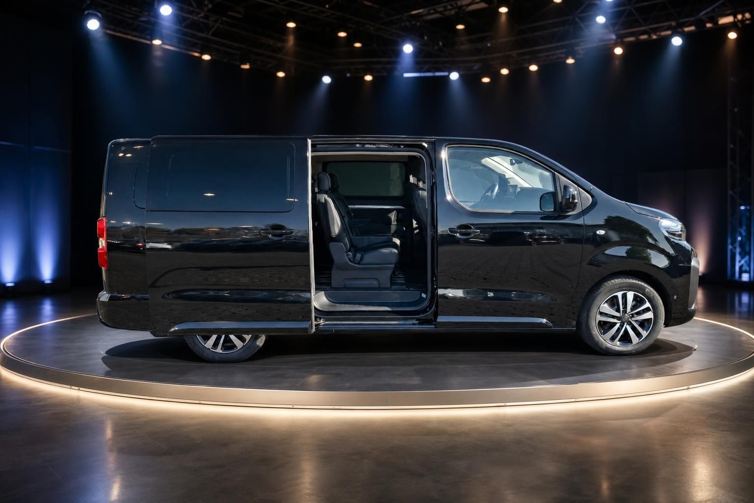 Peugeot Van Seitenansicht mit geöffneter Schiebetür - Innenraum und Sitzkonfiguration erkennbar