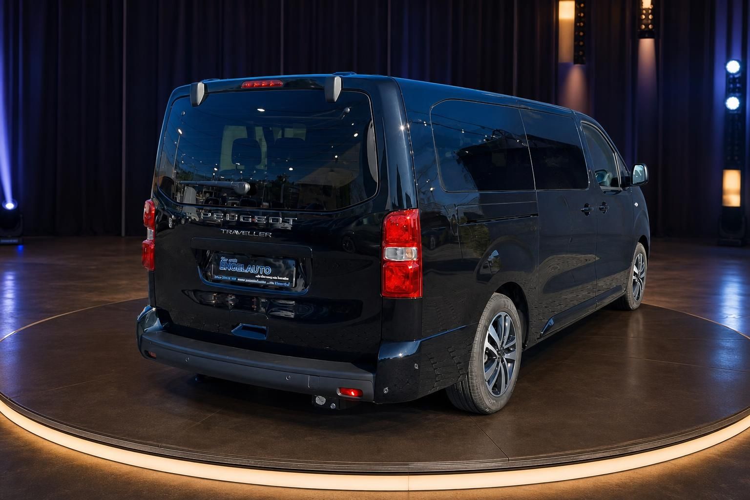 Peugeot Traveller schwarzer Van Heckansicht mit Händler-Kennzeichen im Studio