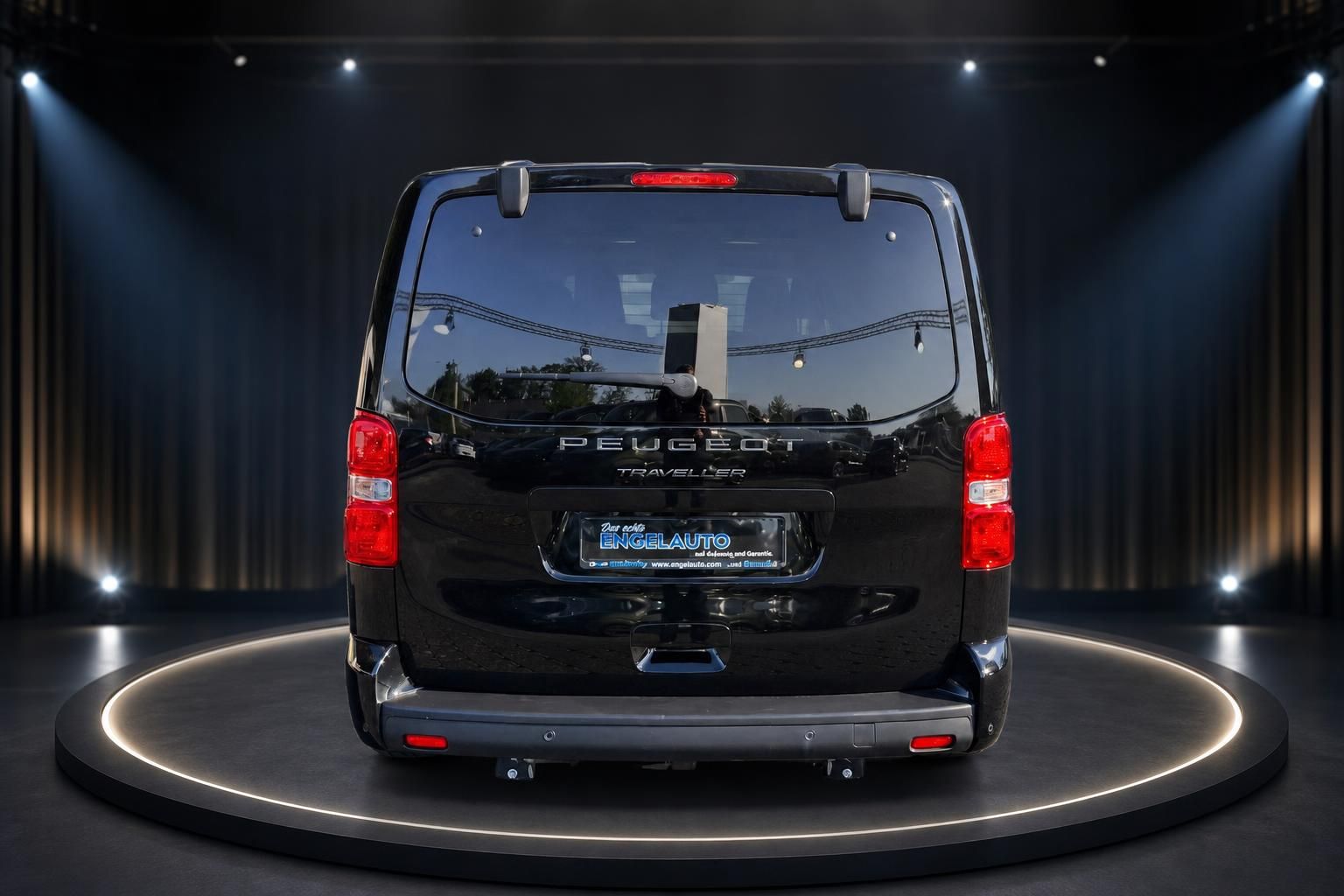 Peugeot Traveller schwarzer Kleinbus Heckansicht mit Anhängerkupplung im Studio