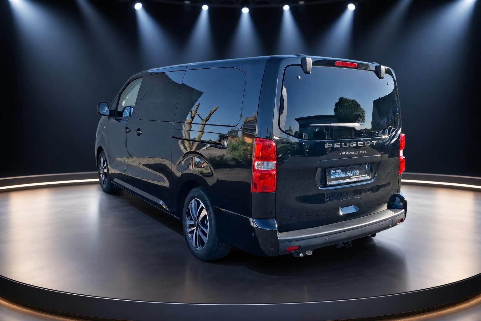 Peugeot Traveller schwarzer Kleinbus seitliche Heckansicht im Studio auf Drehbühne