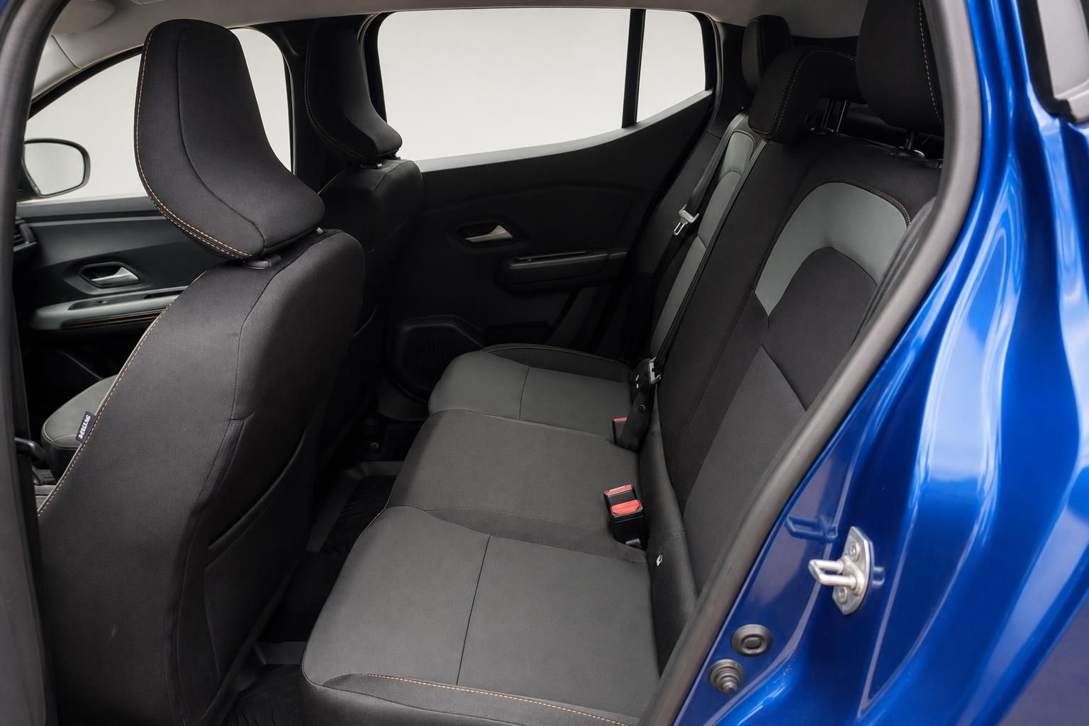 Rücksitzbank mit Kopfstützen und Sicherheitsgurten im blauen Dacia Innenraum
